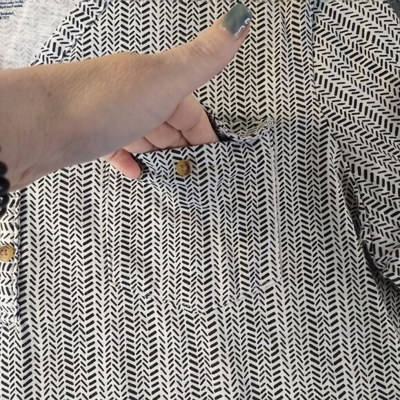 Croft and Barrow Womens Henley Top 1X Black White Print Roll Tab Sleeve Classic - Picture 3 of 9